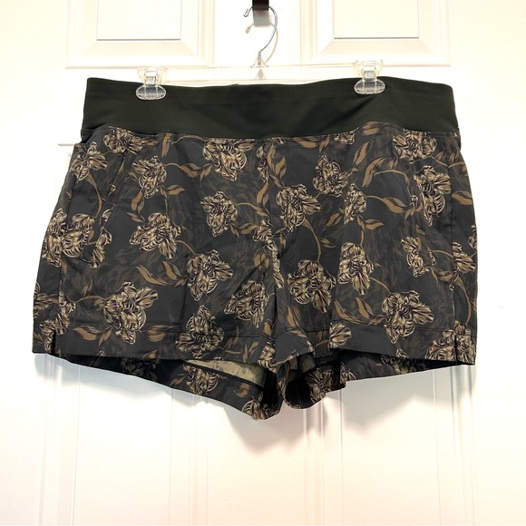 Athleta Pants - Athleta Black and Brown Athletic Shorts with Structured Fit SZ 20